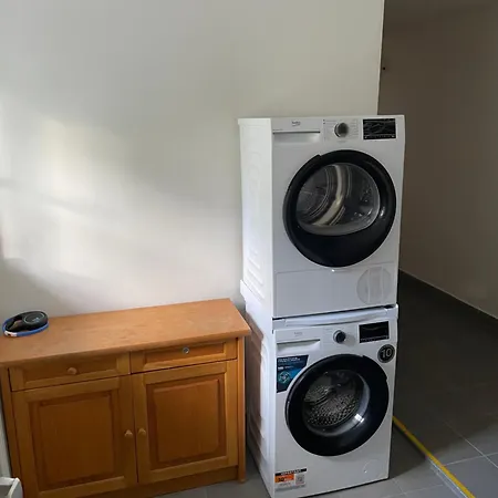 J L A Apartment *